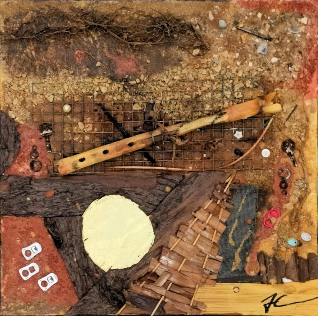 Obra “Conversaciones” de Juan Jesús Carrasco. Collage mixto en relieve con maderas, metales, fibras y pigmentos dispuestos sobre una superficie terrosa. Las texturas se entrelazan creando formas orgánicas que evocan diálogo entre lo natural y lo humano.