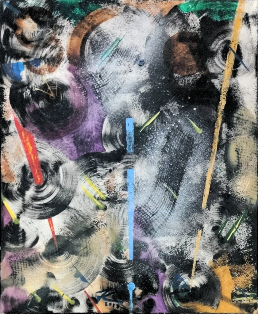 Obra “Órbita cromática” de Juan Jesús Carrasco. Pintura abstracta en acrílico sobre lienzo con fondo en tonos oscuros y violáceos, círculos difuminados, trazos verticales y destellos de color. Las texturas y superposiciones sugieren movimiento orbital y profundidad espacial.