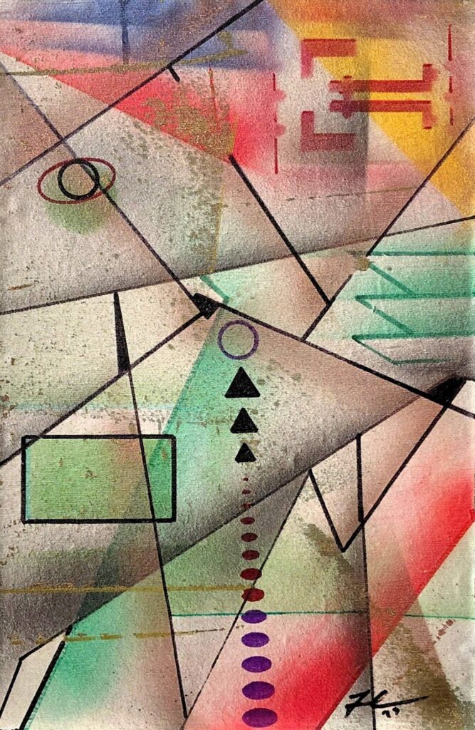 Obra “Itinerario” de Juan Jesús Carrasco. Composición geométrica realizada con spray acrílico y rotulador sobre lienzo montado sobre tabla. Planos translúcidos, diagonales superpuestas y estructuras lineales se cruzan sobre un espacio construido mediante suaves gradaciones de color en tonos rosados, verdes, amarillos, grises y violetas. Diversos signos geométricos, como entre ellos círculos, triángulos, flechas y una secuencia vertical de puntos de color, organizan recorridos visuales que atraviesan la superficie y sugieren orientación, desplazamiento y cambio de dirección. Las líneas negras definidas mediante rotulador delimitan prismas abiertos, planos inclinados y formas geométricas incompletas que parecen avanzar y retroceder dentro del espacio representado. La combinación entre transparencias cromáticas y dibujo preciso genera una sensación de profundidad dinámica, donde los distintos elementos actúan como referencias visuales conectadas por trayectorias y cruces que guían la mirada a través de la composición.